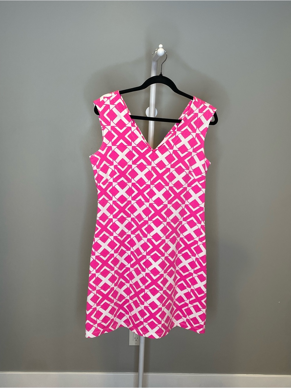 MAHI GOLD Pink and White Geometric V-Neck Mini Dress